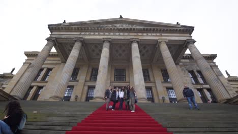 Toma-Exterior-De-La-Casa-De-Conciertos-Konzert-Con-Jóvenes-Posando-Para-Una-Foto-En-Berlín,-Alemania