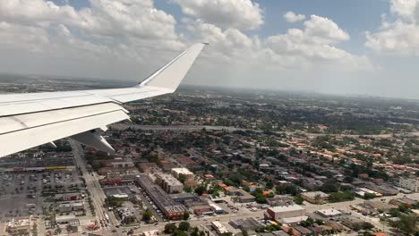 Este-Es-Un-Lapso-De-Tiempo-De-Un-Avión-Aterrizando-En-Miami,-Florida