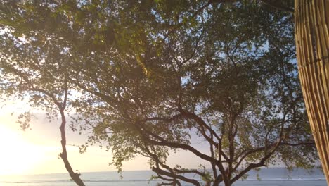 Schöne-Aussicht-Auf-Den-Sonnenuntergang-Am-Strand-Von-Gili-Trawangan,-Bali,-Indonesien