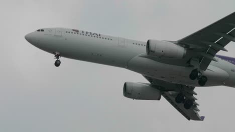 Thai-Airways-Airbus-A330-343-Hs-teq-Acercándose-Antes-De-Aterrizar-En-El-Aeropuerto-De-Suvarnabhumi-En-Bangkok-En-Tailandia