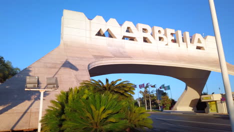 Vista-En-Movimiento-Del-Cartel-Del-Arco-De-Marbella-Al-Atardecer-En-4k,-Cartel-De-Marbella