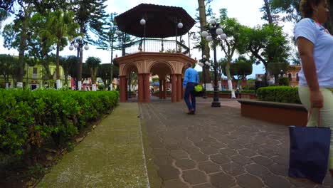 Caminar-Por-Los-Callejones-De-Naolinco-Se-Remonta-Al-Pasado,-Y-Muestra-Su-Arquitectura-Colonial,-En-Cada-Esquina-Hay-Una-Sorpresa