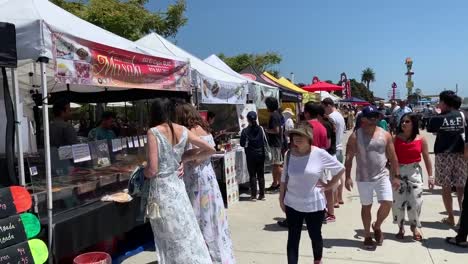 Vendedores-Locales-Que-Venden-Comida-En-El-Mercado-Del-Parque-Ruocco,-Ubicado-En-Un-Impresionante-Parque-Frente-Al-Mar-Justo-En-El-Embarcadero-Entre-El-Pueblo-Portuario-Y-El-Uss-Midway-En-El-Centro-De-San-Diego