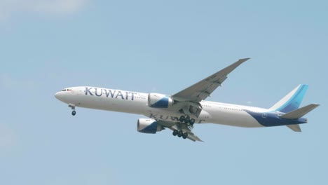 Kuwait-Airways-Boeing-777-369-9k-aoh-Nähert-Sich-Vor-Der-Landung-Auf-Dem-Flughafen-Suvarnabhumi-In-Bangkok-In-Thailand