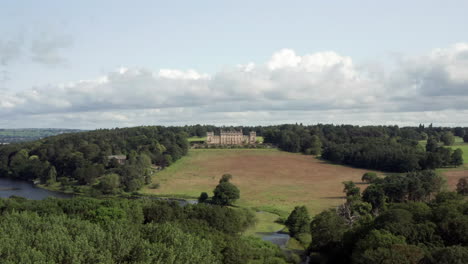 Vuelo-Aéreo-De-Harewood-House,-Una-Casa-De-Campo-En-El-Oeste-De-Yorkshire