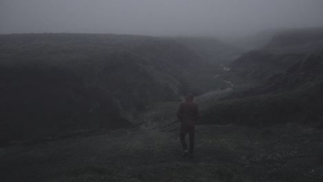 Silhouette-In-Einer-Verlassenen-Isländischen-Schlucht-In-Einer-Nebligen,-Stimmungsvollen,-Dramatischen-Landschaft