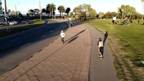 Longboard-Skate-Drone-Luftaufnahmen-Boulevard-Punta-Carretas-Montevideo-Uruguay