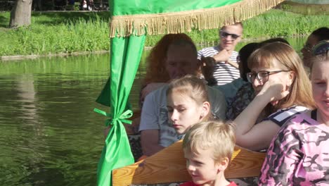 Barco-De-Góndola-Lleno-De-Turistas-En-El-Parque-Lazienki-En-Varsovia