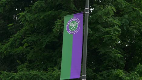 Wimbledon-2019:-Pancarta-De-Wimbledon-Con-El-Logo-En-El-Viento
