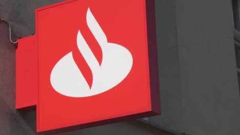 Pan-Cámara-Lenta-Disparó-El-Cartel-Del-Banco-Santander-En-La-Calle