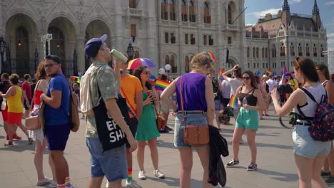 Bunte-Leute-Bereiten-Sich-Darauf-Vor,-Im-Budapest-Stolz-Vor-Dem-Parlament-Zu-Marschieren