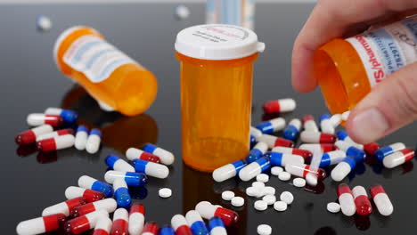 Eine-Cvs-Apotheke-Apotheke-Verschreibungspflichtige-Pillenflasche-Mit-Vielen-Medikamentenkapseln-Und-Drogen