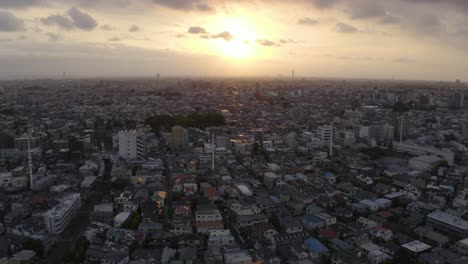 Luftaufnahme-Der-Stadt-Tokio-Während-Des-Sonnenuntergangs,-Betondschungel-Am-Ganzen-Horizont