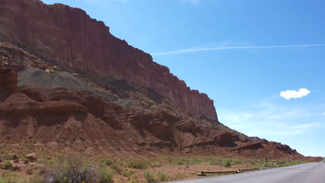 Eine-Weitwinkelaufnahme-Des-Riffs-Und-Der-Klippen-Im-Capitol-Reef-State-National-Park