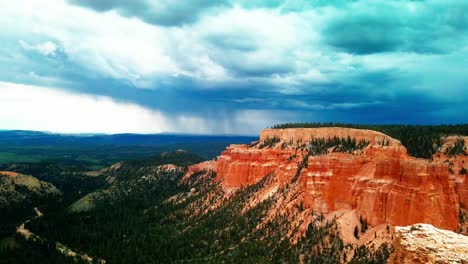 Zeitraffer-Eines-Gewitters-über-Den-Roten-Felsen-Des-Bryce-Canyon