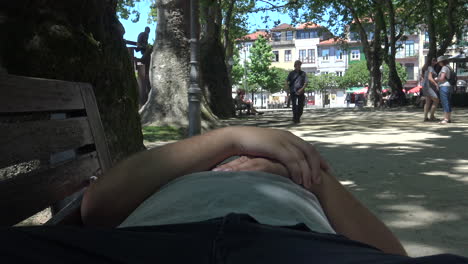 Un-Hombre-Durmiendo-En-Un-Banco-Del-Parque