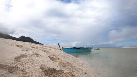 Boot-Auf-Tropischem-Blauem-Meerwasser-Neben-Sandstrand-Unter-Wolkigen-Weißen-Wolken-Philippinen-4k