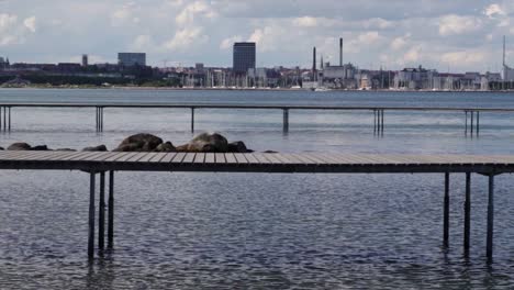 Unendliche-Brücke-Aus-Nächster-Nähe-In-Aarhus,-Dänemark,-An-Einem-Abend,-Ohne-Dass-Menschen-Darauf-Gehen