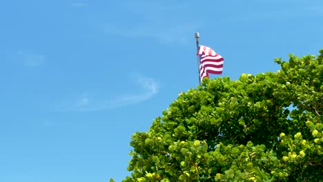Slomo:-Amerikanische-Flagge-Weht-Im-Wind