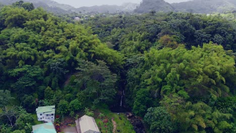 Epische-Luftaufnahmen-Eines-Wasserfalls-Im-Regenwald-Der-Karibischen-Insel-Grenada-Mit-Herrlichem-Blick-Auf-Die-Berge-Im-Hintergrund