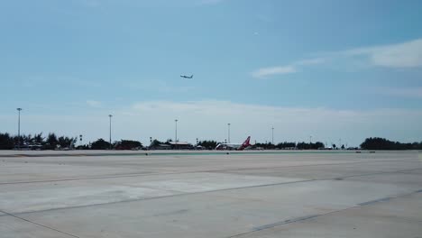 Vista-Panorámica-Del-Aeropuerto-Mientras-El-Avión-Despega-Hacia-El-Cielo-Durante-El-Día-De-Verano-Con-Un-Video-Azul-Claro--4k-Uhd
