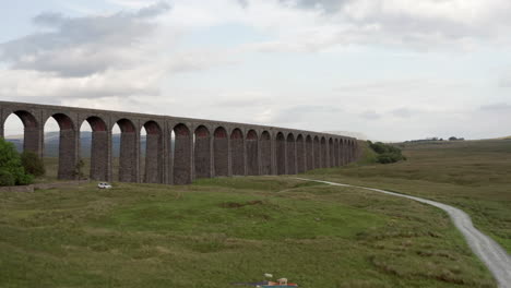 Toma-Aérea-Ascendente-Del-Viaducto-Ribblehead-En-El-Parque-Nacional-De-Los-Valles-De-Yorkshire