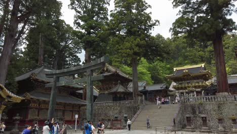 Schwenken-Von-Touristen-Gehen-Die-Treppe-Hinauf-Zum-Toshogu-schrein,-Tempel-Von-Nikko