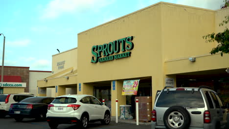 Entrada-Del-Mercado-De-Agricultores-De-Brotes-En-Chula-Vista-Con-Autos-Estacionados-Frente-A-La-Tienda