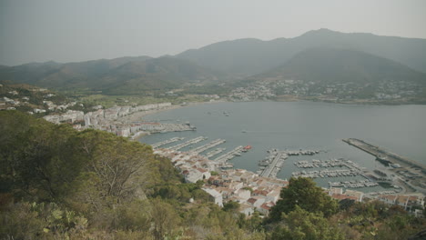 Hermosa-Vista-Sobre-El-Puerto-De-El-Port-De-La-Selva-Desde-La-Cima-De-Una-Montaña