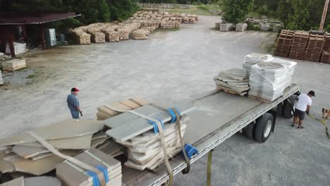 Piedra-De-Construcción-Cargada-En-Un-Camión-Desde-Una-Cantera-De-Piedra