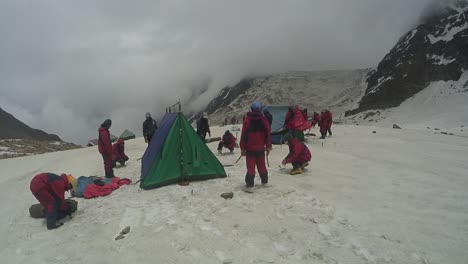 Montaje-De-Carpas-Por-Montañeros-Del-Himalaya-Para-Su-Estadía-En-Los-Picos-Nevados-Del-Alto-Himalaya