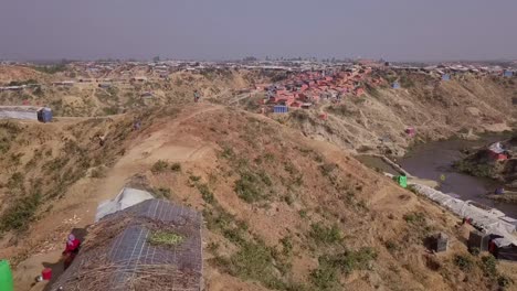 Drone-Volando-Sobre-Barranco-En-Campo-De-Refugiados-Rohingya