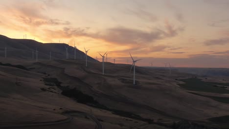 Luftlandschaftsansicht-Von-Windkraftanlagen-Auf-Einem-Windigen-Hügel-Während-Eines-Farbenfrohen-Sonnenaufgangs