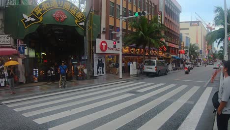 Fußgänger,-Die-Auf-Die-Erlaubnis-Warten,-Die-Beliebte-Touristenstraße-Kokusai-dori-Zu-überqueren