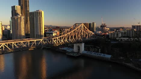 Luftaufnahme-Von-Brisbane-City-Und-Cbd-Skyine-Von-Einer-Der-Hauptstraßen,-Straße-Bei-Sonnenaufgang-An-Einem-Schönen-Wintermorgensonnenaufgang