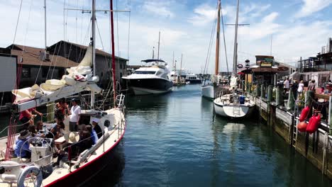 Gente-En-Un-Barco-En-El-Puerto-Deportivo-De-Newport-Rhode-Island