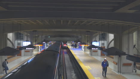 Vista-De-Lapso-De-Tiempo-De-La-Estación-De-Metro,-El-Tren-Se-Mueve-Rápidamente,-Llegada-Y-Salida,-Las-Personas-Y-Los-Pasajeros-Se-Mueven-Rápido,-Entrando-Y-Saliendo-Del-Tren