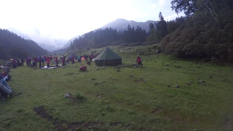 Montañeros-Del-Himalaya-De-Un-Instituto-De-Formación-De-Montañismo-En-Camino-Al-Sendero-Con-Artículos-Esenciales