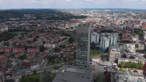 Die-Universität-Von-Sheffield-Der-Kunstturm-Vom-Weston-Park-Mit-Der-Stadt-Sheffield-Im-Hintergrund-Sonniger-Sommertag-4k-30fps