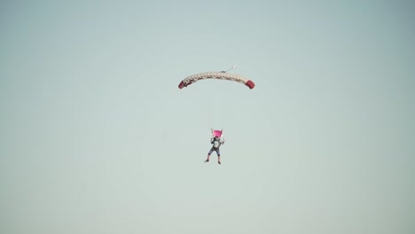 Fallschirmspringer-In-Zeitlupe,-Der-Für-Eine-Landung-Im-Rauch-Hereinkommt