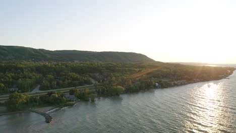 Luftbild-Von-Blue-Mountain,-Ontario-über-Dem-See-Bei-Sonnenuntergang