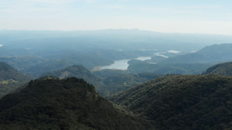 Schöne-Luftaufnahme-Der-Tropischen-Berge-Und-Des-Flusses-Des-Brasilianischen-Regenwaldes,-Brasilien,-Südamerika