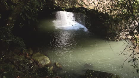 Versteckte-Höhlenfälle,-Zeitlupe,-Natürlicher-Brückenwasserfall-Springbrook,-Queensland