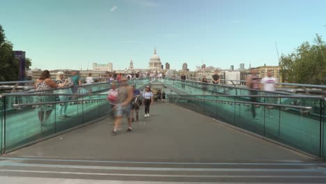 Dies-Ist-Ein-Zeitraffer-Von-Gehenden-Menschen,-Der-Zu-Beginn-Der-Tausendjährigen-Brücke-In-London-Im-Sommer-Aufgenommen-Wurde