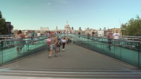 Este-Es-Un-Lapso-De-Tiempo-De-Personas-Caminando-Que-Se-Tomó-Al-Comienzo-Del-Puente-Del-Milenio-En-Londres-Durante-El-Verano