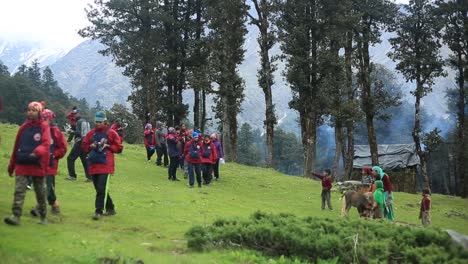 Montañeros-Del-Himalaya-En-El-Pueblo-Del-Himalaya-Montañeros-Del-Himalaya-Pasando-Por-Un-Pueblo-Del-Himalaya-En-El-Camino-A-Su-Destino