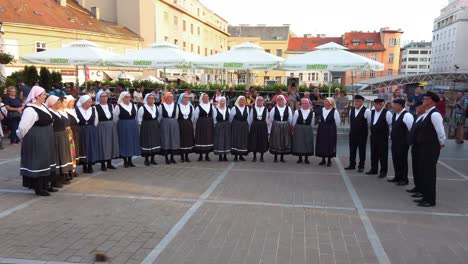 Grupo-De-Danza-Folclórica-Realiza-Un-Espectáculo-Para-Turistas-En-Zagreb,-Croacia