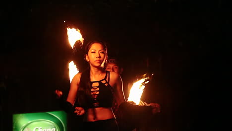 Junge-Dame,-Die-Feuershow-Bei-Nachtsafari,-Singapur-Durchführt