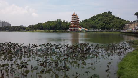 Panorama-De-Las-Pagodas-Del-Dragón-Y-Del-Tigre-En-El-Estanque-De-Lotos