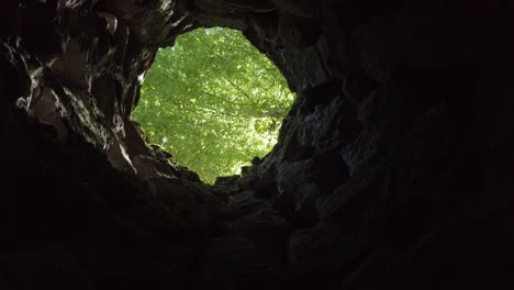 Rotierende-Ansicht-Vom-Boden-Des-Iniziatischen-Brunnens-Zum-Grünen-Vordach-In-Sintra,-Portugal